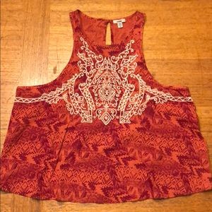 size large, fits like a medium or small :)